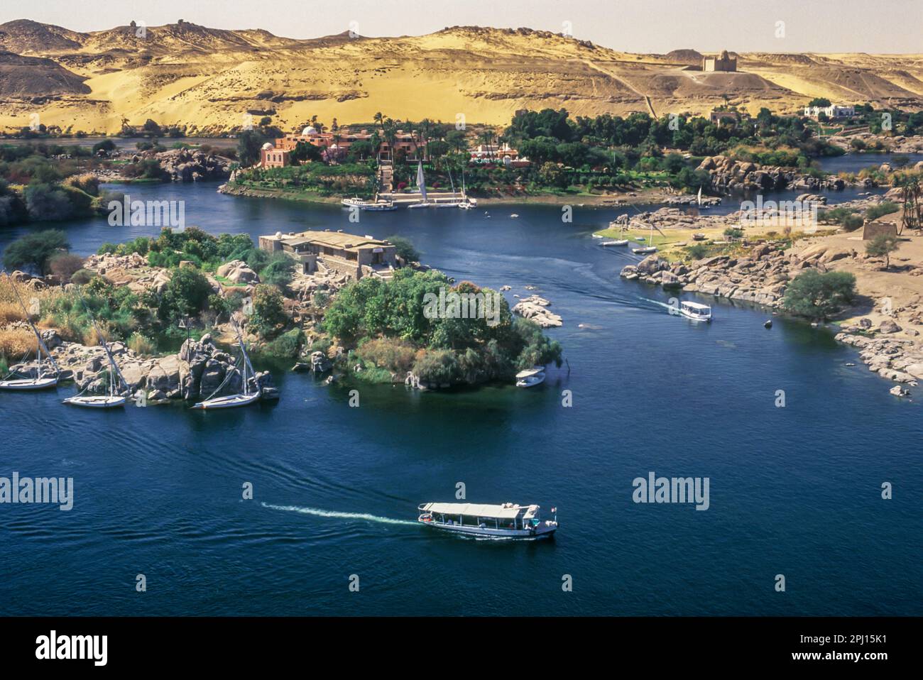 BATEAUX D'EXCURSION ÎLE ÉLÉPHANTINE RIVIÈRE NIL ASSOUAN EGYPTE Banque D'Images