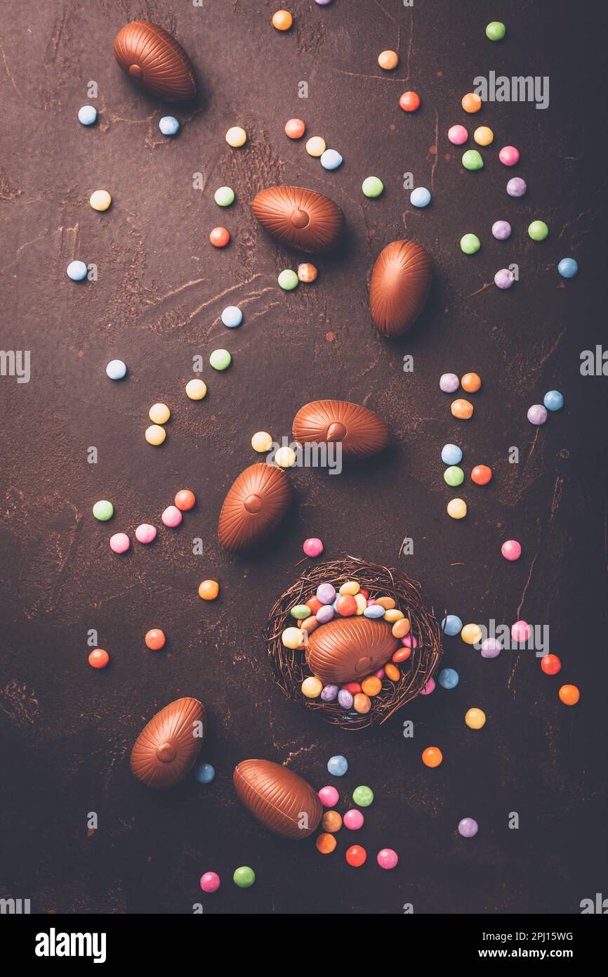 Sweet Easter - œufs au chocolat et haricots colorés dans un nid d'oiseau Banque D'Images