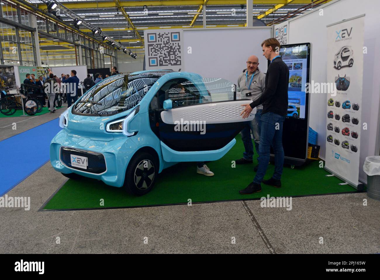 Personnes regardant une micro-voiture électrique XEV Yoyo exposée au salon World of eMobility Haarlem, novembre 2022 Banque D'Images