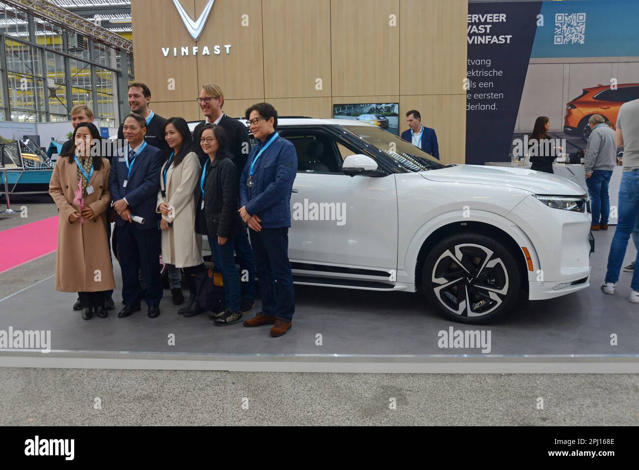 Pham Viet Anh, ambassadeur vietnamien aux pays-Bas, et le personnel avec une voiture électrique Vinfast de fabrication vietnamienne au salon World of eMobility Haarlem, novembre 22 Banque D'Images
