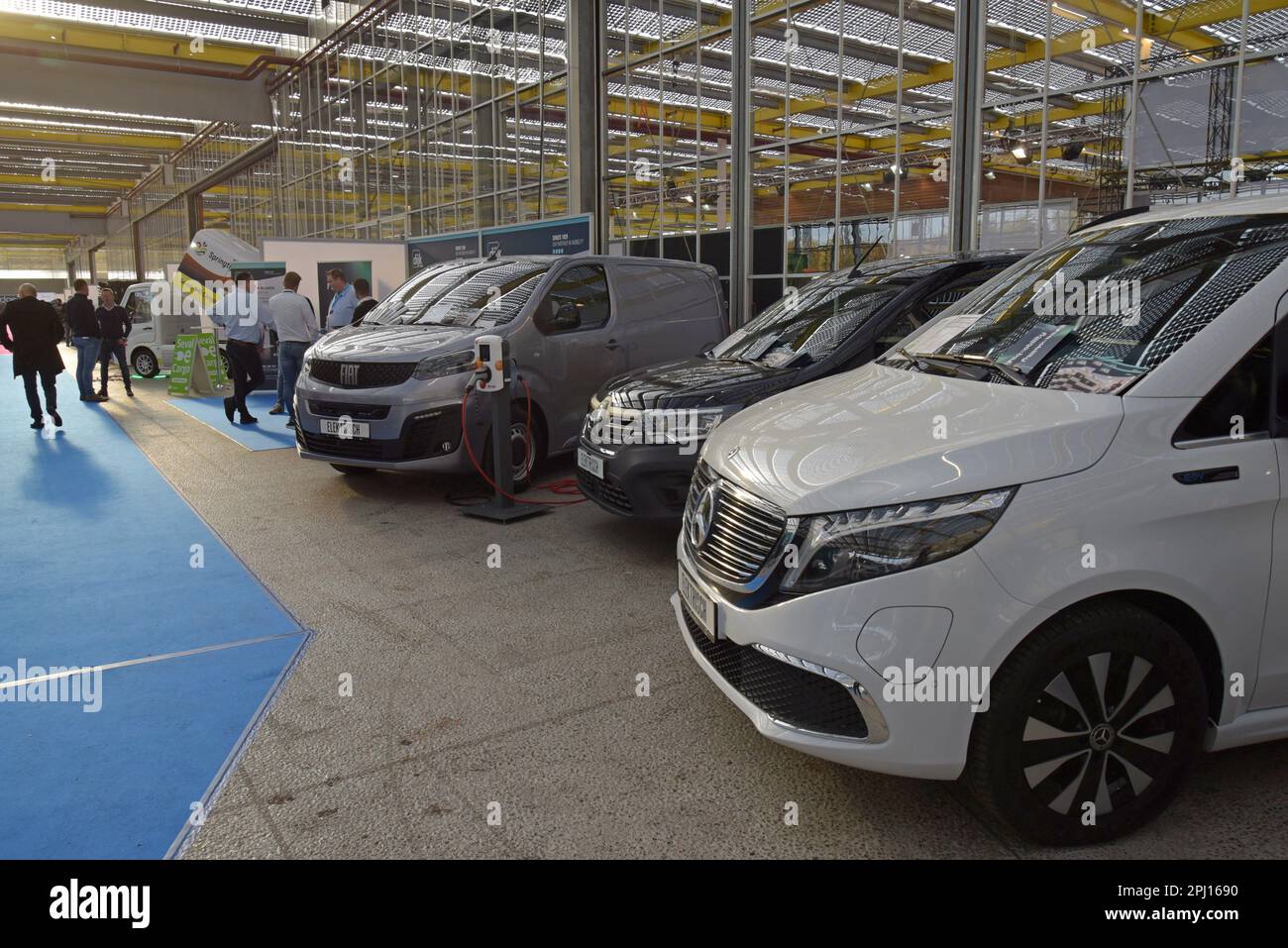 Camionnettes électriques exposées au salon World of eMobility Haarlem le 2022 novembre Banque D'Images