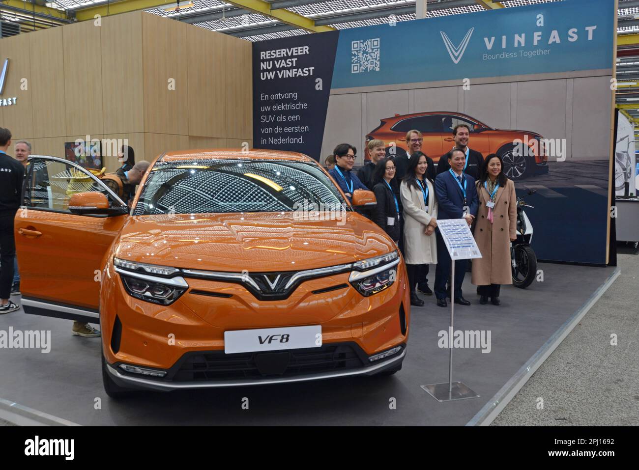 Pham Viet Anh, ambassadeur vietnamien aux pays-Bas, et le personnel avec une voiture électrique Vinfast de fabrication vietnamienne au salon World of eMobility Haarlem, novembre 22 Banque D'Images