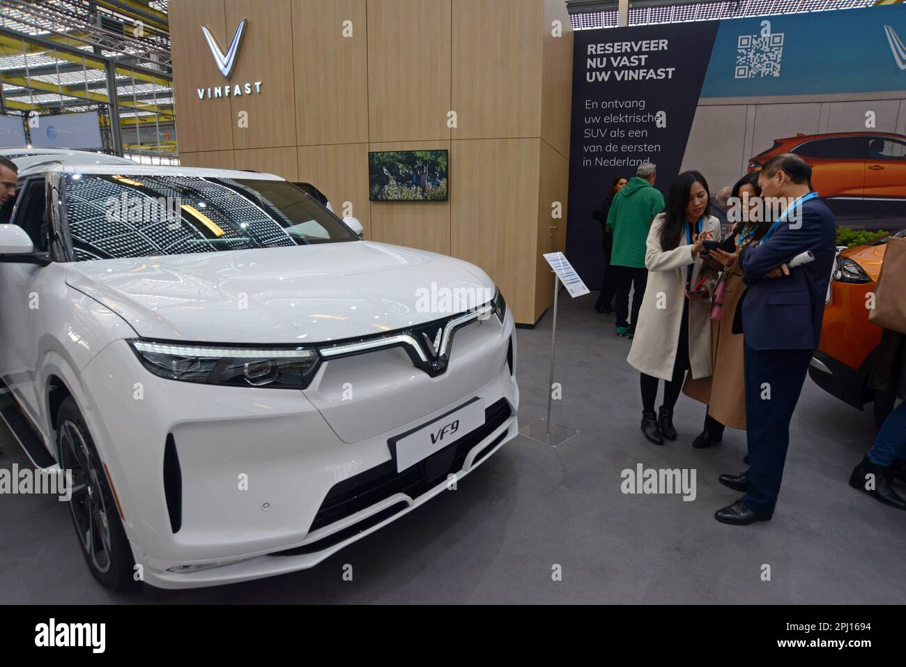 Pham Viet Anh, ambassadeur vietnamien aux pays-Bas, et le personnel avec une voiture électrique Vinfast de fabrication vietnamienne au salon World of eMobility Haarlem, novembre 22 Banque D'Images