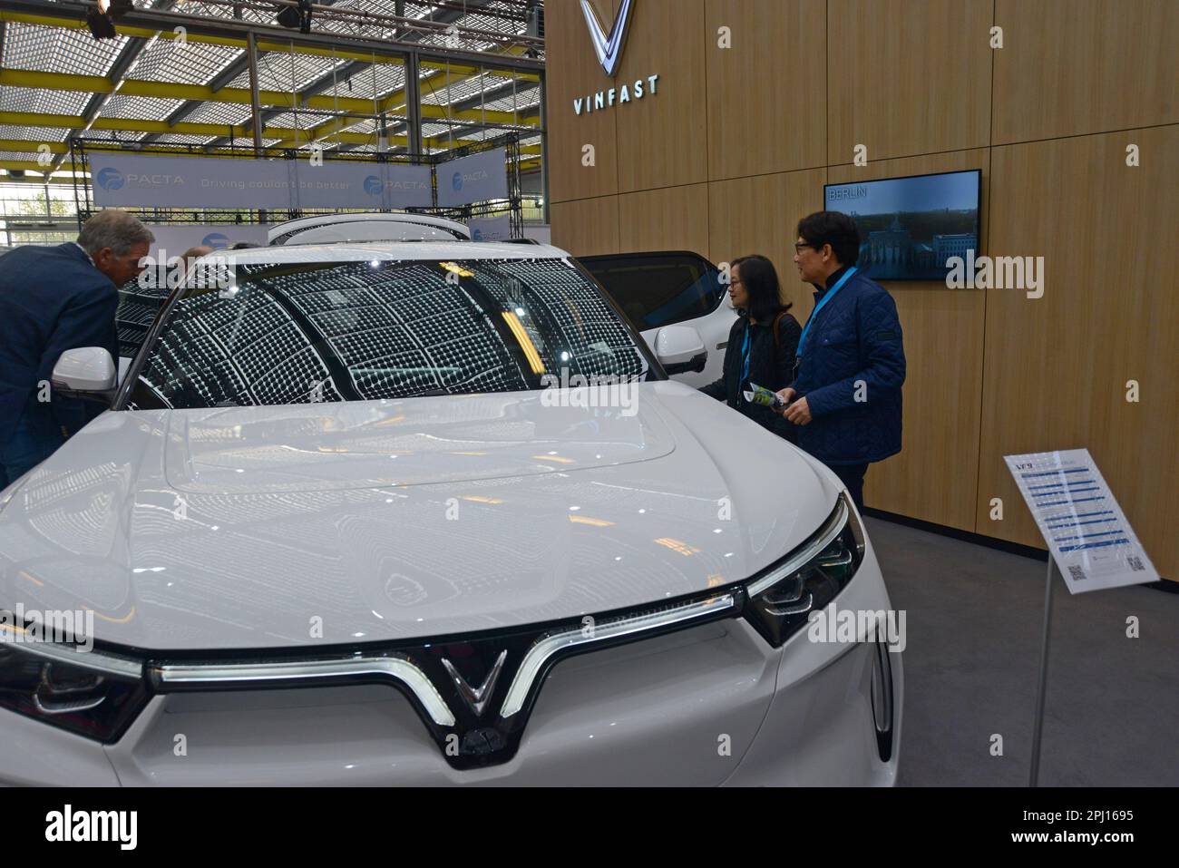 Personnes regardant une voiture électrique Vinfast vietnamienne construite au salon World of eMobility Haarlem, pays-Bas, novembre 2022 Banque D'Images