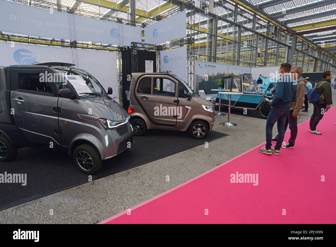 Les gens qui regardent les voitures pacta e, les voitures micro-électriques néerlandaises exposées au salon World of eMobility Haarlem nov 2022 Banque D'Images