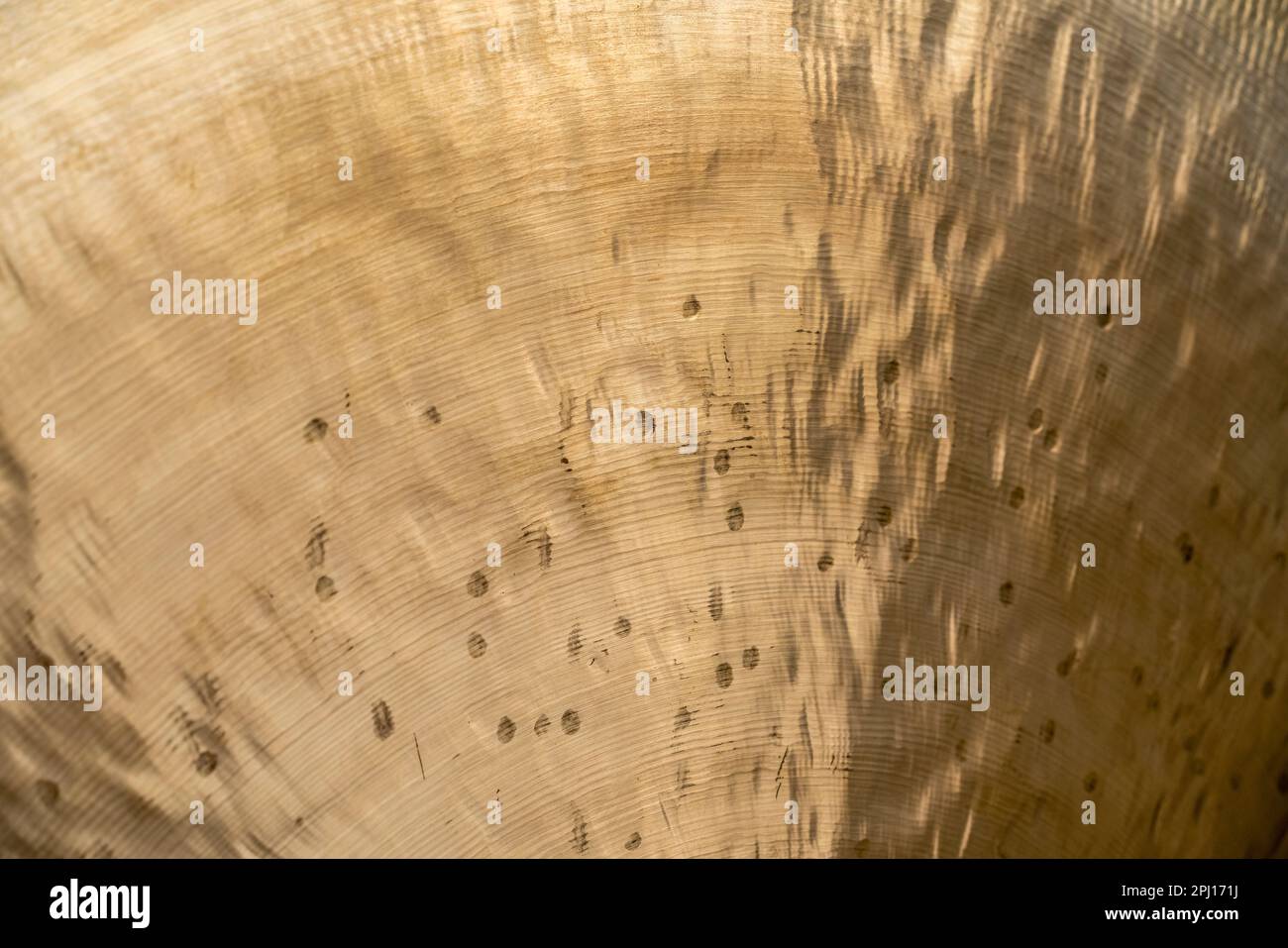 Gros plan abstrait plein format d'un gong asiatique métallique Banque D'Images