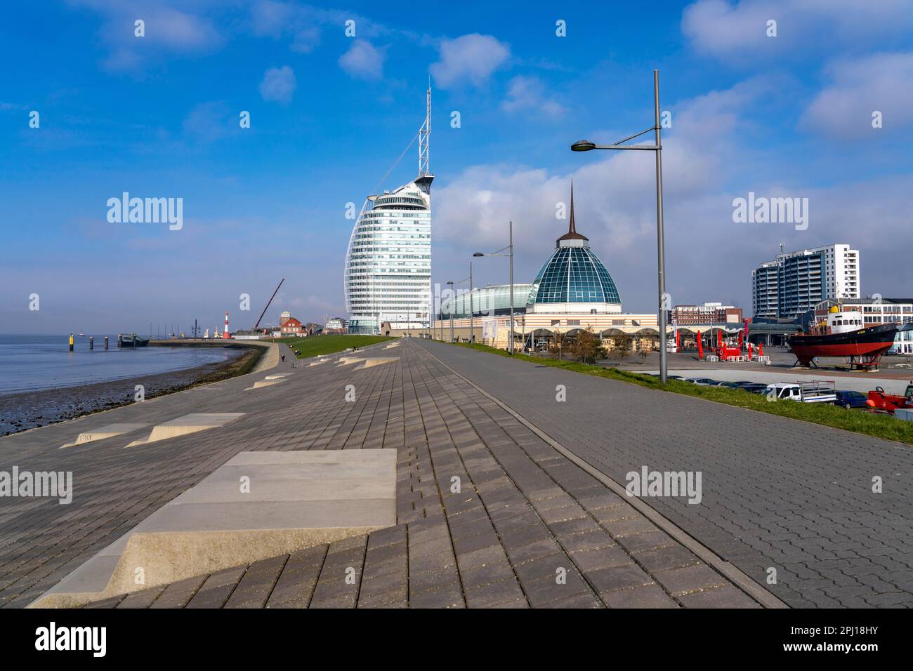 Horizon de Bremerhaven, tour de l'Atlantic Sail City Hotel, Klimahaus, Hafenwelten, Weser dike, Brême, Allemagne, Banque D'Images