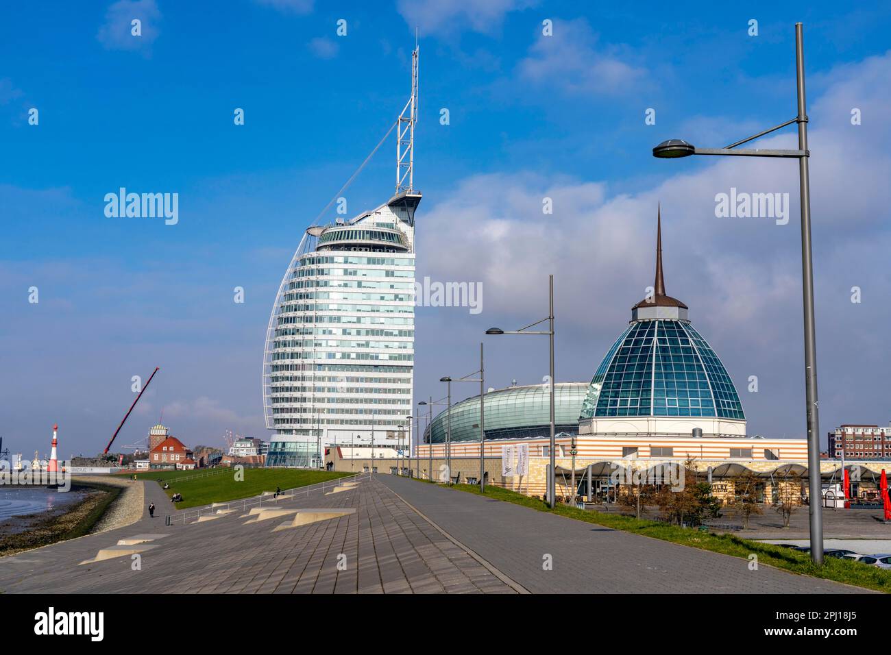 Horizon de Bremerhaven, tour de l'Atlantic Sail City Hotel, Klimahaus, Hafenwelten, Weser dike, Brême, Allemagne, Banque D'Images