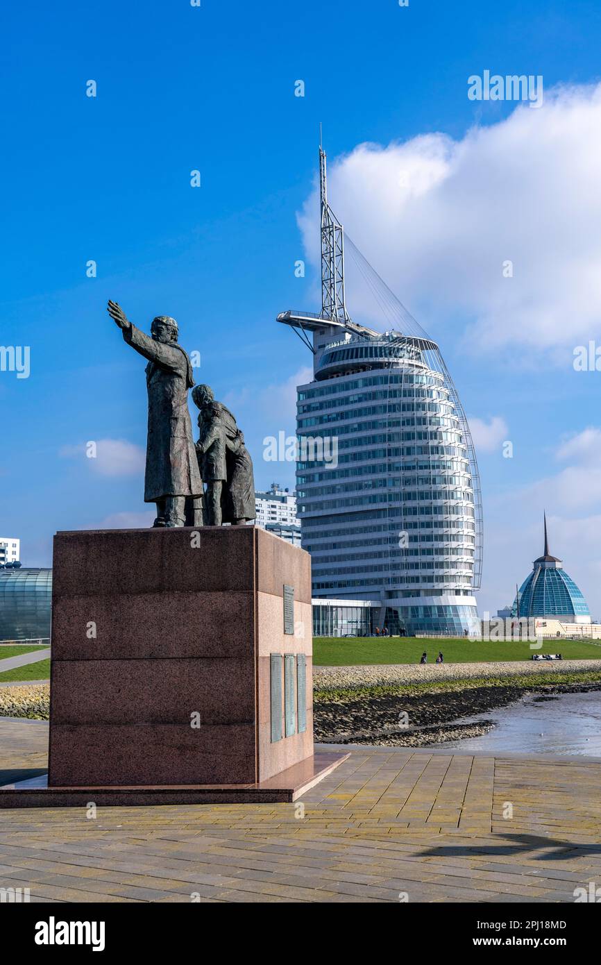 Horizon de Bremerhaven, le monument des émigrants, les émigrants, à Willy-Brand-Platz, à la Seebäderkaje, Atlantic Sail City Hotel, Brême, Banque D'Images