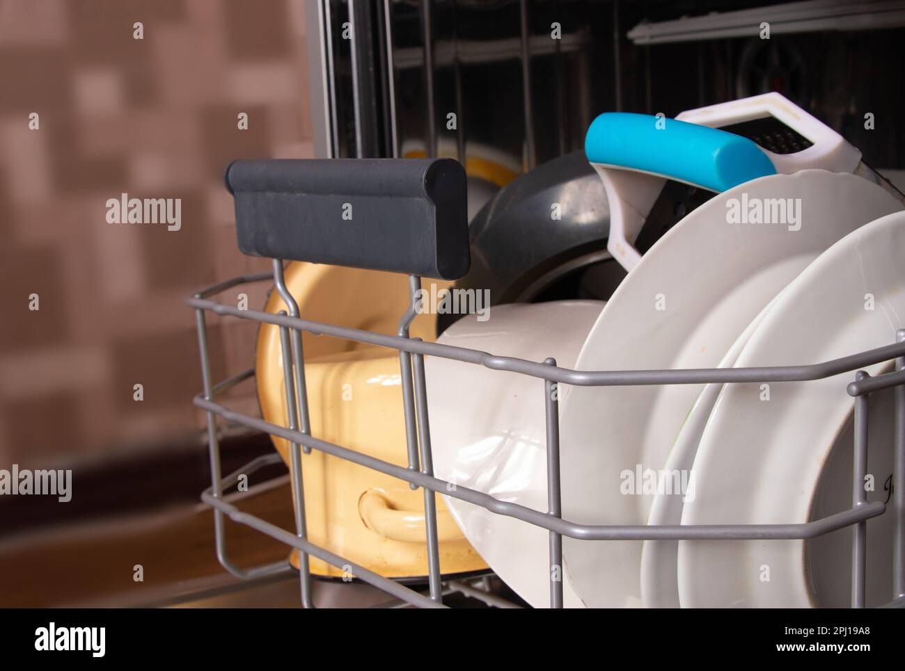 lave-vaisselle avec plaques propres dans la cuisine Banque D'Images