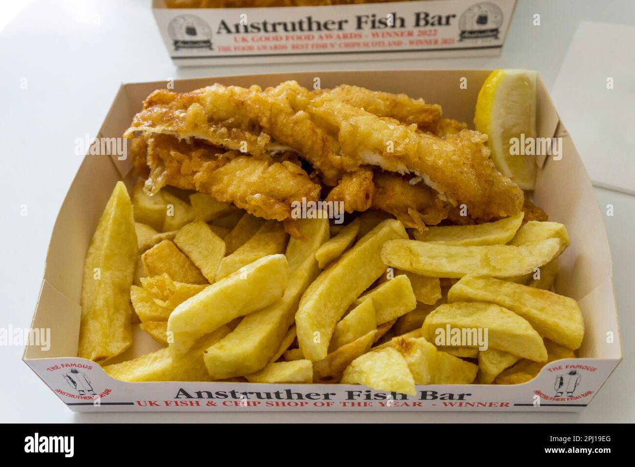 Une portion de poisson et de frites du bar à poissons Anstruther à Fife, en Écosse. Banque D'Images