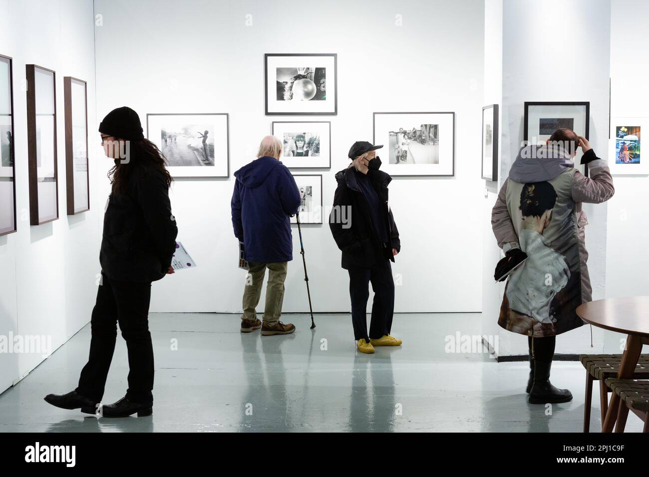 New York, NY, États-Unis. 30th mars 2023. Le salon de la photographie de l'Association internationale des marchands d'art photographique (AIPAD) a ouvert, avec près de 50 exposants des États-Unis et de l'Argentine, de l'Autriche, de la France, du Japon, des pays-Bas, Et le Royaume-Uni montrant des images des débuts de la photographie jusqu'à nos jours. Visiteurs VIP dans la galerie Howard Greenberg. Credit: Ed Lefkowicz/Alay Live News Banque D'Images
