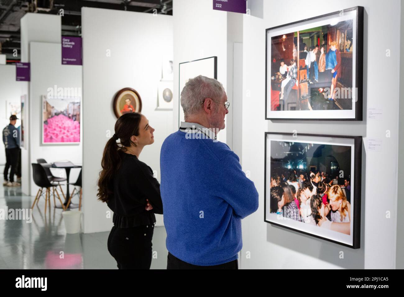 New York, NY, États-Unis. 30th mars 2023. Le salon de la photographie de l'Association internationale des marchands d'art photographique (AIPAD) a ouvert, avec près de 50 exposants des États-Unis et de l'Argentine, de l'Autriche, de la France, du Japon, des pays-Bas, Et le Royaume-Uni montrant des images des débuts de la photographie jusqu'à nos jours. Les gens du stand Augusta Edwards Fine Art regardent les photos de la série “recherche de l'amour” du 1980s par le photographe Tom Wood. Credit: Ed Lefkowicz/Alay Live News Banque D'Images