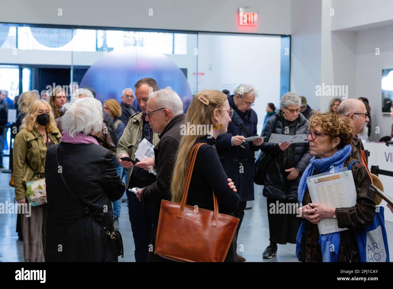New York, NY, États-Unis. 30th mars 2023. Le salon de la photographie de l'Association internationale des marchands d'art photographique (AIPAD) a ouvert, avec près de 50 exposants des États-Unis et de l'Argentine, de l'Autriche, de la France, du Japon, des pays-Bas, Et le Royaume-Uni montrant des images des débuts de la photographie jusqu'à nos jours. Les visiteurs attendent dans le hall avant l'ouverture générale de midi. Credit: Ed Lefkowicz/Alay Live News Banque D'Images