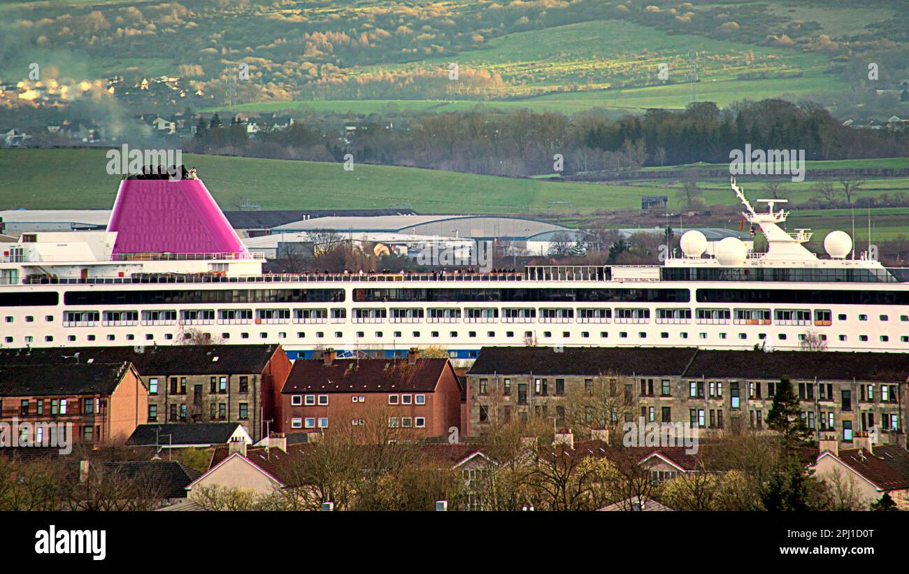 Glasgow, Écosse, Royaume-Uni 30tht mars 2023. Le navire de réfugiés ukrainien MS ambition laisse le Clyde passer devant les tours de scotstoun et HMS Glasgow à BA Systems, Braehead et les sous-sols de Yoker. Crédit Gerard Ferry/Alay Live News Banque D'Images