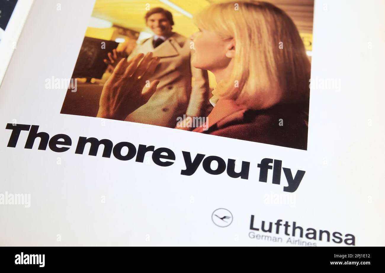 Viersen, Allemagne - 9 mars. 2023: Gros plan de la publicité aérienne de Lufthansa dans le papier américain magazin de 70s Banque D'Images