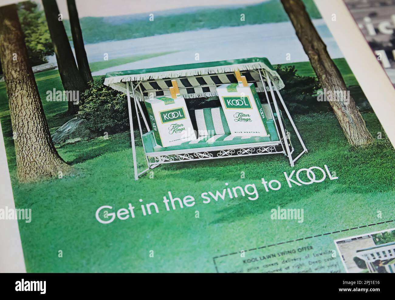 Viersen, Allemagne - 9 mars. 2023: Gros plan des cigarettes à filtre Kool menthol dans le papier américain magazin à partir de 70s Banque D'Images