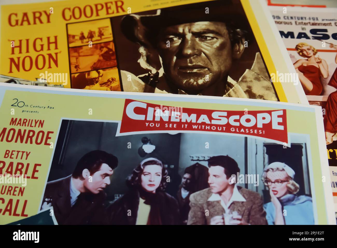 Viersen, Allemagne - 9 mars. 2023: Gros plan des affiches de film avec les célèbres films hollywoodiens et les stars du 50s en format cinémascope Banque D'Images