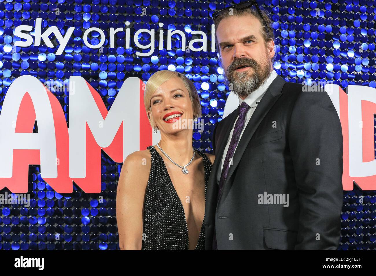 Picturehouse Central, Londres, Royaume-Uni. 30th mars 2023. Lily Allen et son mari David Harbour au photocall pour la nouvelle comédie noire 'Dereamland'. Dreamland est une nouvelle comédie de Sky Atlantic à Margate qui évolue autour d'une famille multigénérationnelle et de quatre sœurs réunies dans la ville côtière de Kentish. Crédit : Imagetraceur/EMPICS/Alamy Live News Banque D'Images