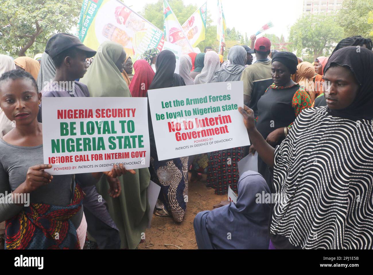 Les membres du Congrès tout-progressiste (APC) et le pro-président élu, Bola Tinubu, protestent pour la défense de la démocratie et du mandat de Bola Tinubu en tant que président élu de l'élection générale qui vient de se terminer à Abuja, au Nigéria. Banque D'Images