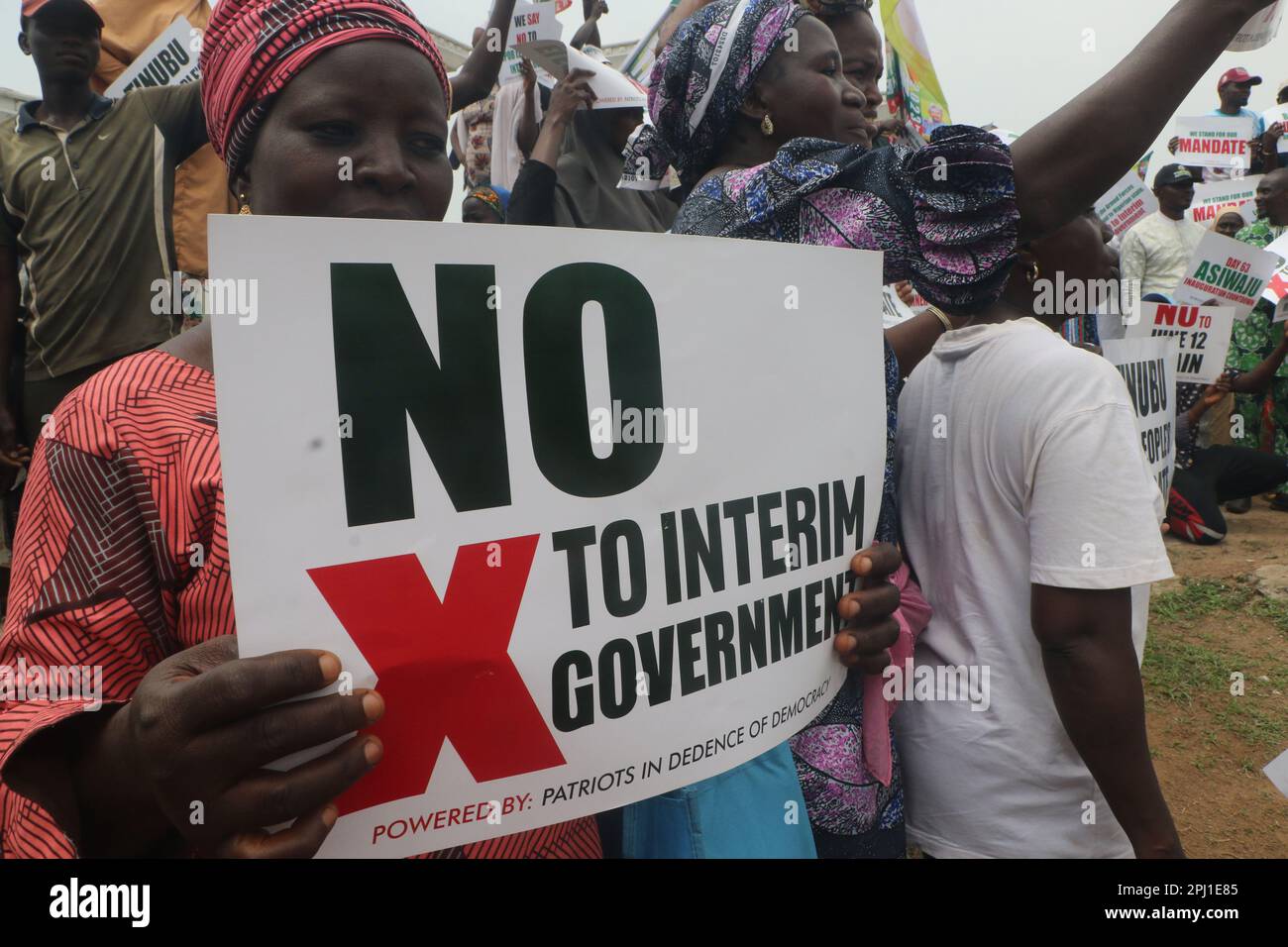 Les membres du Congrès tout-progressiste (APC) et le pro-président élu, Bola Tinubu, protestent pour la défense de la démocratie et du mandat de Bola Tinubu en tant que président élu de l'élection générale qui vient de se terminer à Abuja, au Nigéria. Banque D'Images