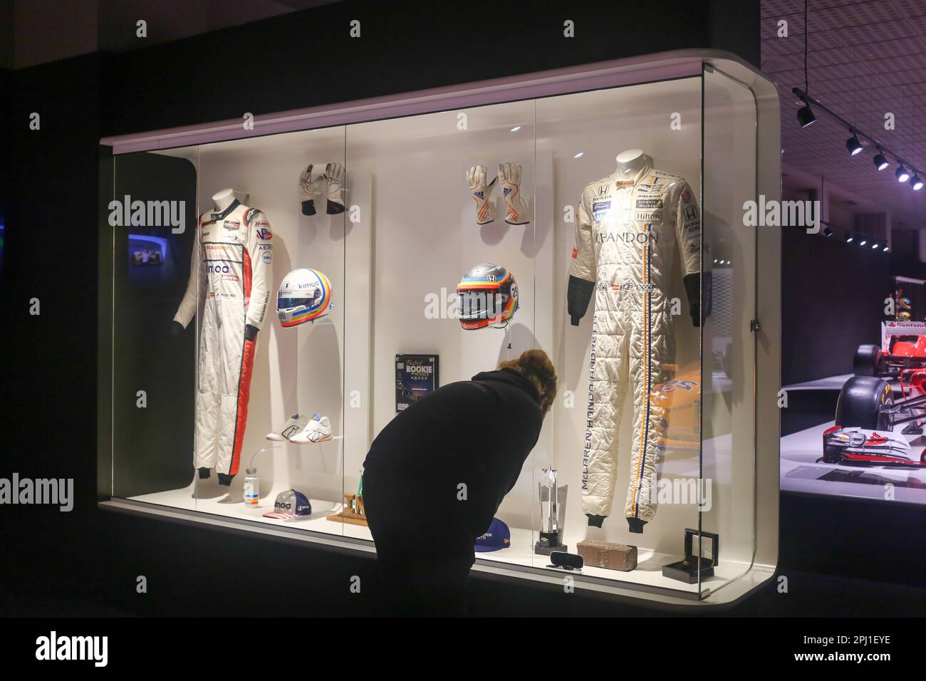 Cayes, Espagne, 30 mars 2023: La vitrine avec tout ce qui a trait à sa participation au 500 Indianapolis lors d'une visite au musée Fernando Alonso, sur 30 mars 2023, au musée et circuit Fernando Alonso, Cayes, Espagne. Credit: Alberto Brevers / Alay Live News Banque D'Images