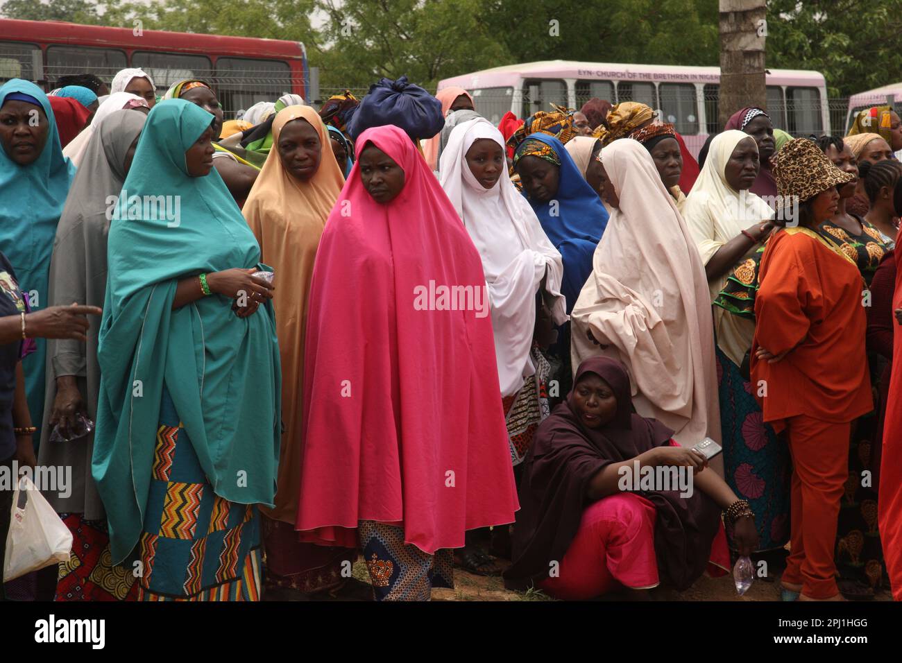 Les membres du Congrès tout-progressiste (APC) et le pro-président élu, Bola Tinubu, protestent pour la défense de la démocratie et du mandat de Bola Tinubu en tant que président élu de l'élection générale qui vient de se terminer à Abuja, au Nigéria. Banque D'Images