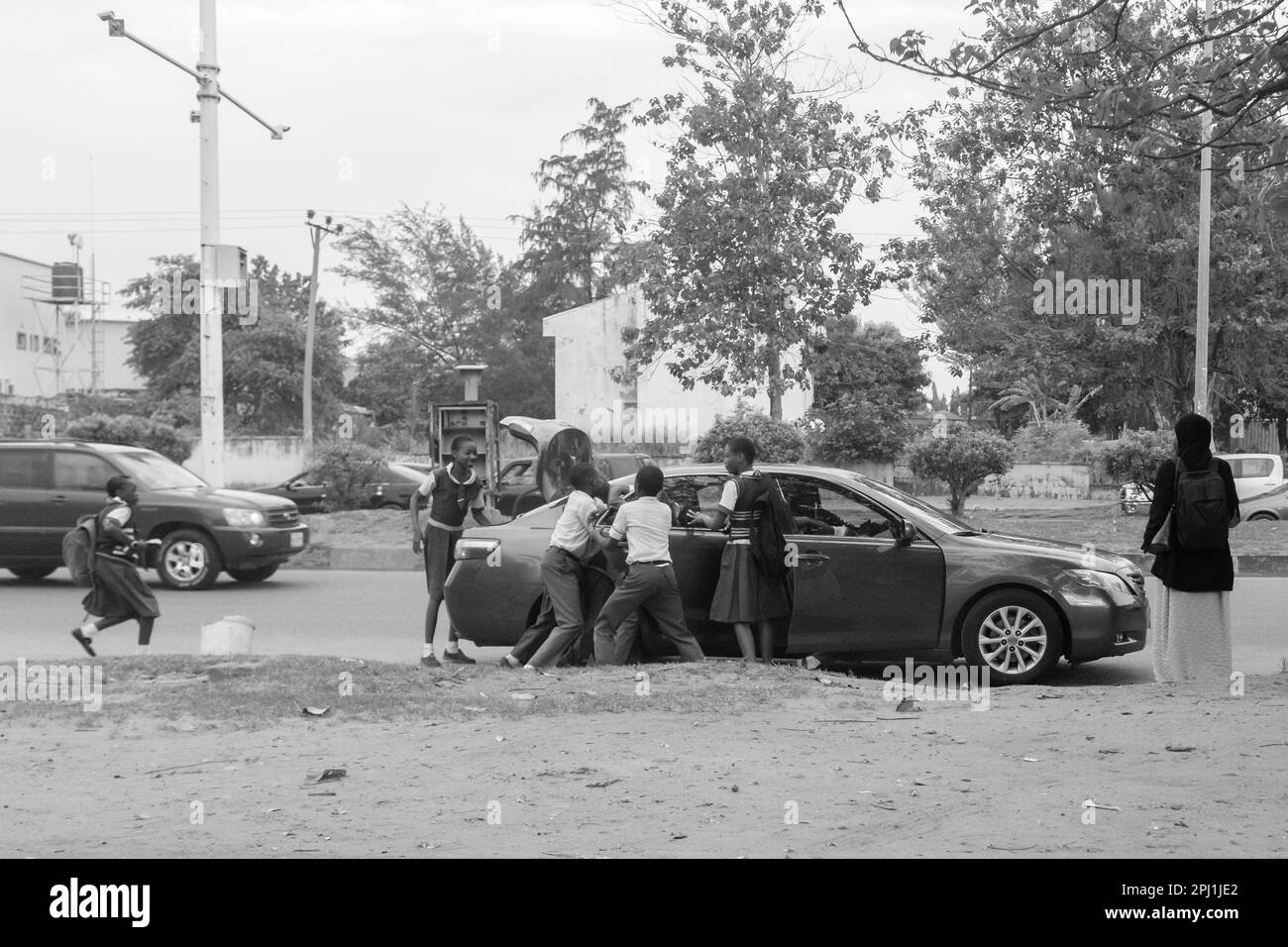 Les écoliers luttent pour obtenir un tour gratuit au quartier législatif national d'Abuja, Nigeria. Banque D'Images