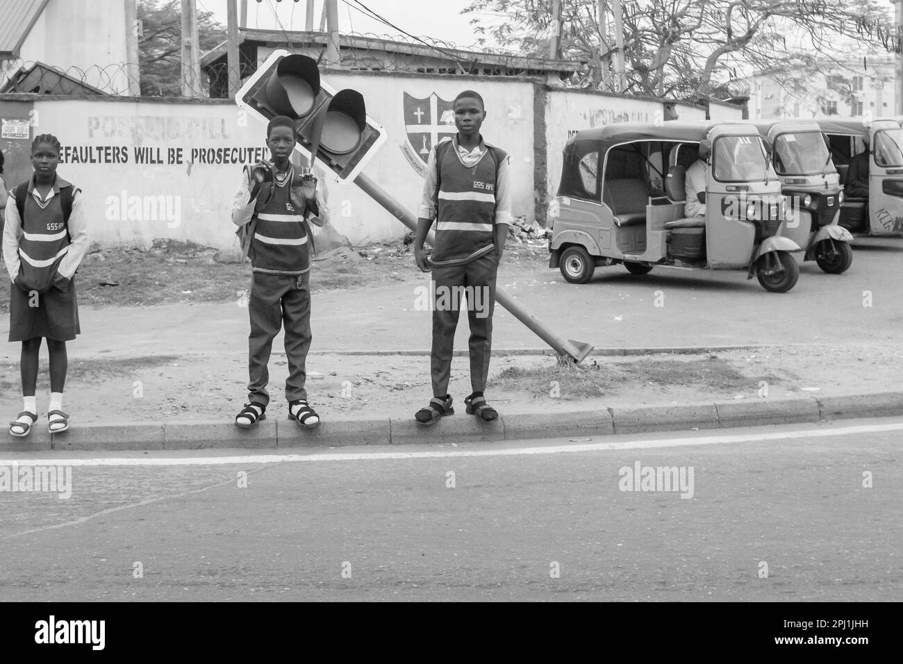 Les écoliers attendent leur voyage scolaire depuis les quartiers législatifs nationaux d'Abuja, au Nigeria. Banque D'Images