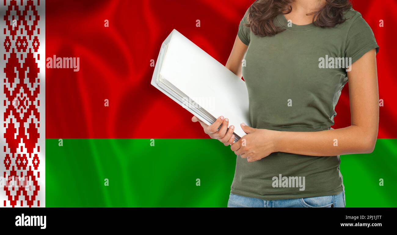 Portrait en demi-longueur d'une étudiante féminine avec un dossier. Concept d'enseignement des langues étrangères. Banque D'Images