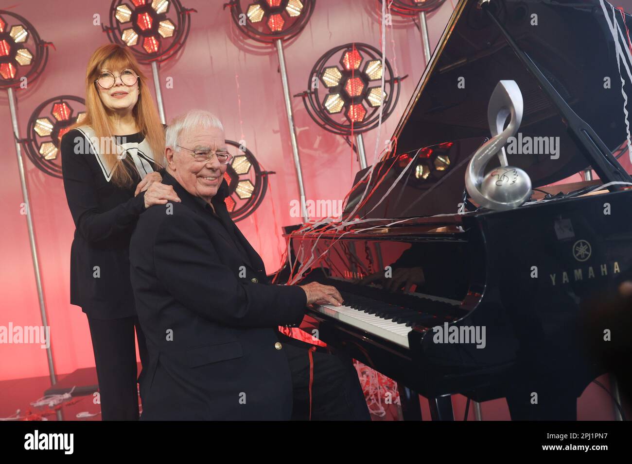 Berlin, Allemagne. 30th mars 2023. Le compositeur Christian Bruhn reçoit le prix dans la catégorie « réalisation à vie » de la chanteuse Katja Ebstein lors de la cérémonie du Prix des auteurs de musique allemands à l'hôtel Ritz-Carlton. Les compositeurs et les paroliers sont honorés dans dix catégories. Credit: Joerg Carstensen/dpa/Alay Live News Banque D'Images