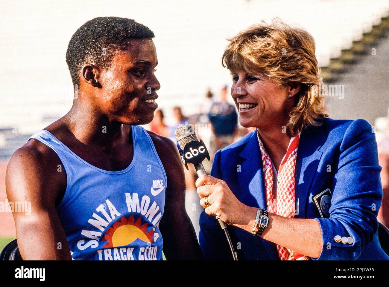 Carl Lewis (Etats-Unis) interviewé par ABC Donna de Varona lors des essais de l'équipe olympique des Etats-Unis de 1984 pour la piste et le terrain Banque D'Images