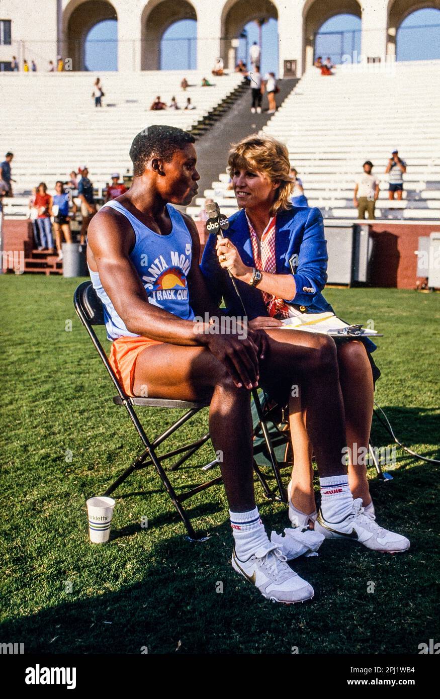 Carl Lewis (Etats-Unis) interviewé par ABC Donna de Varona lors des essais de l'équipe olympique des Etats-Unis de 1984 pour la piste et le terrain Banque D'Images