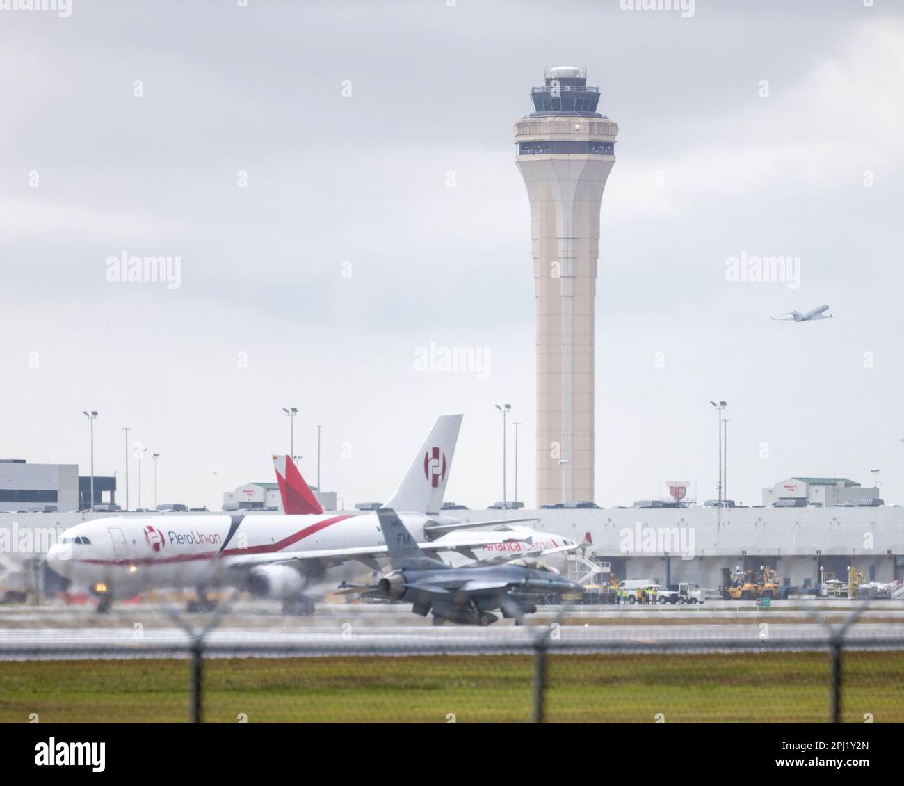 F16 avions de chasse de la base aérienne de la réserve Homestead sont repérés à l'aéroport international de Miami, FL, sur 30 mars 2023 Banque D'Images