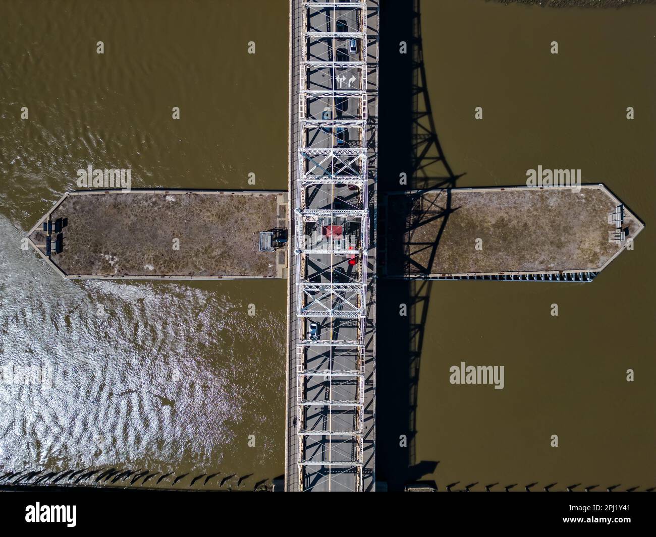 Une vue aérienne d'un paysage urbain animé avec un pont, avec plusieurs voies de circulation qui serpente dans le paysage ci-dessous Banque D'Images