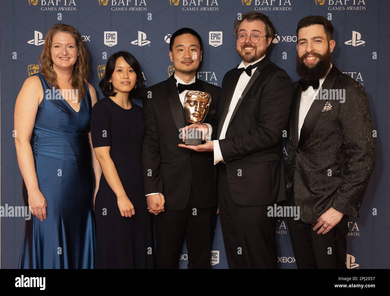 (G-D) Rebekah Saltsman, Janice Kwan, Terence Lee, le développeur de jeux Andrew Shouldice et Kevin Regamey avec le Game Design Award for Tunique aux BAFTA Games Awards au Queen Elizabeth Hall, Southbank Center, Londres. Date de la photo: Jeudi 30 mars 2023. Banque D'Images