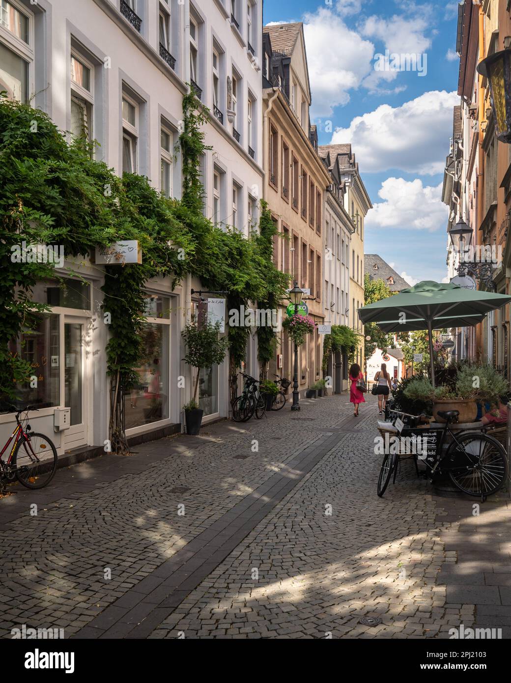 Une rue piétonne colorée dans la vieille ville de Koblenz, Rhénanie-Palatinat, Allemagne Banque D'Images