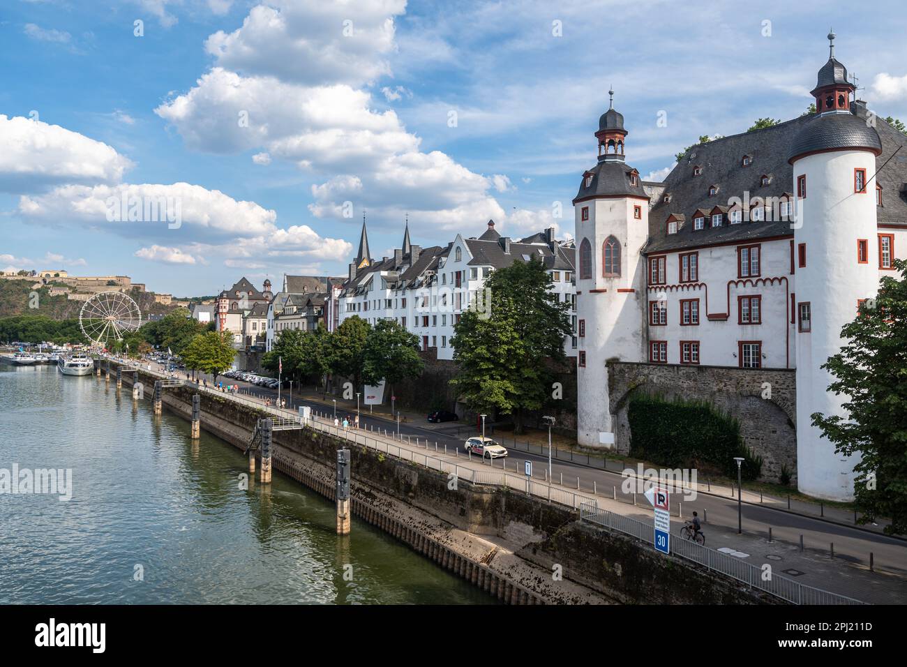 Vieux bâtiments bordés le long de la Moselle à Koblenz, Rhénanie-Palatinat, Allemagne Banque D'Images