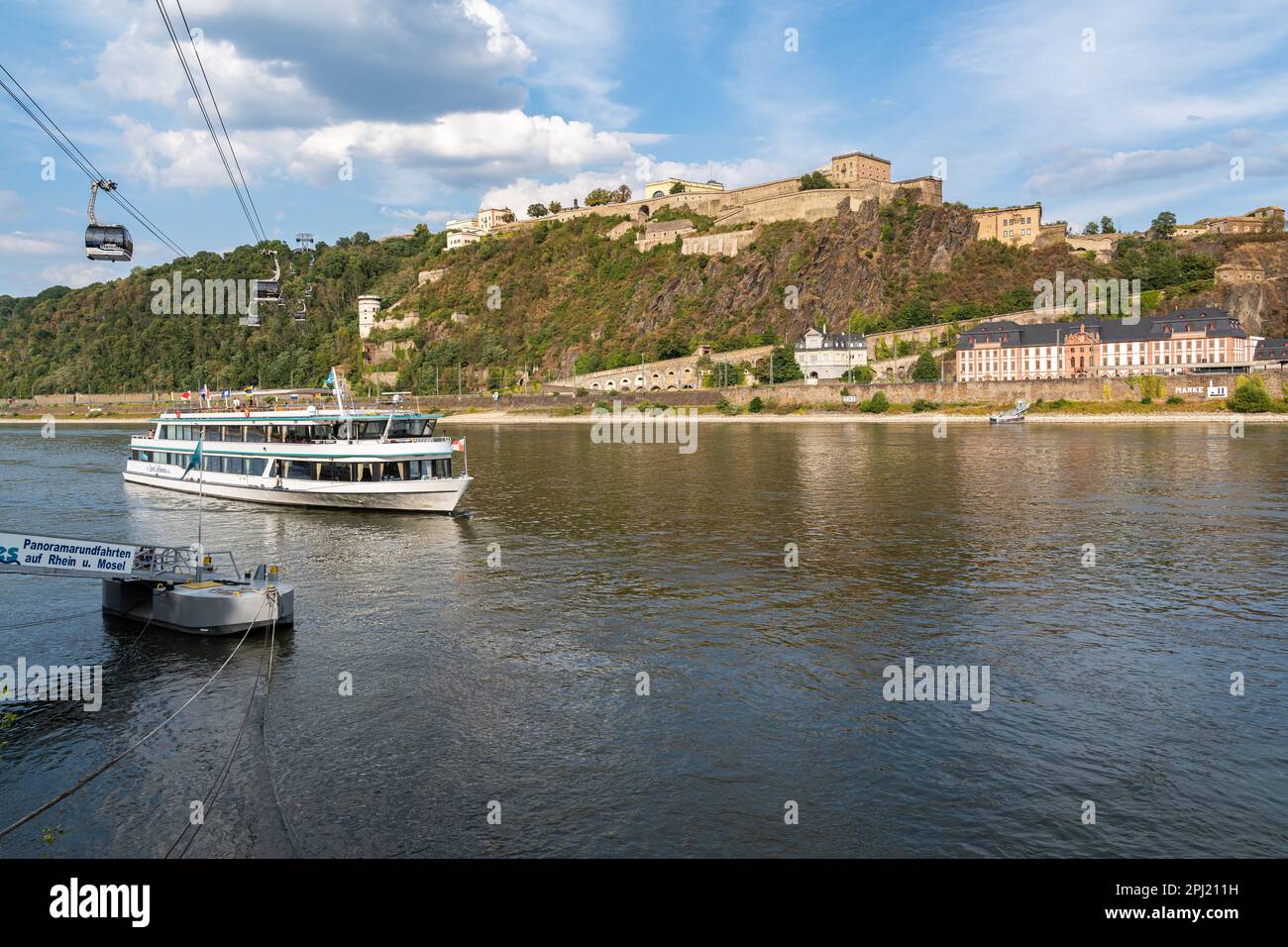 Ferry naviguant dans le Rhin à Koblenz avec la forteresse d'Ehrenbreitstein en arrière-plan, relié à la ville par un téléphérique, Allemagne Banque D'Images