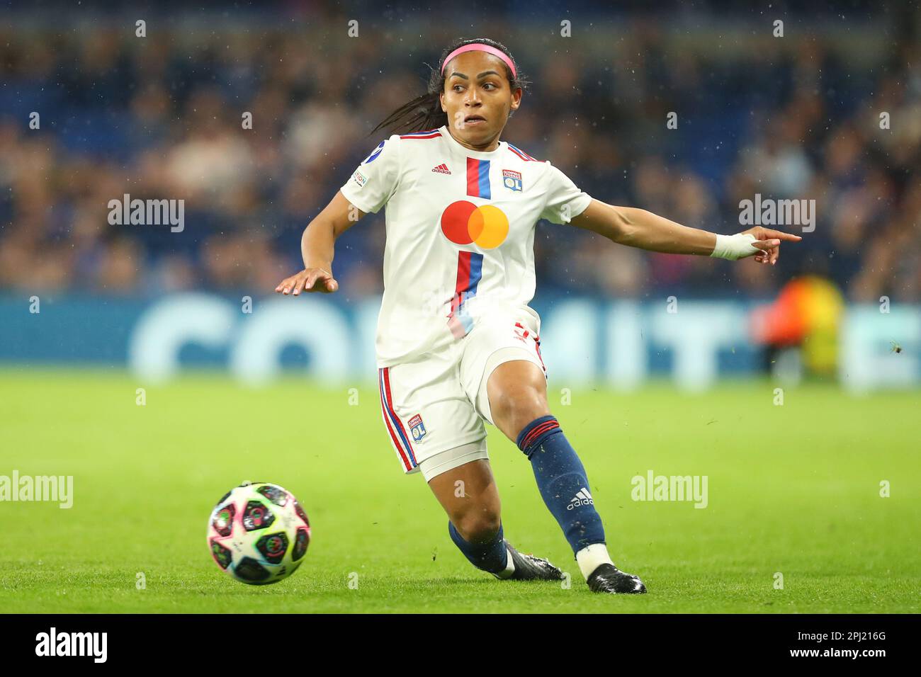 30th mars 2023 ; Stamford Bridge, Londres, Angleterre : UEFA Womens Champions League football, quart de finale, deuxième jambe, Chelsea versus Lyon ; Perle Morroni de Lyon, comme le jeu va dans le temps Banque D'Images