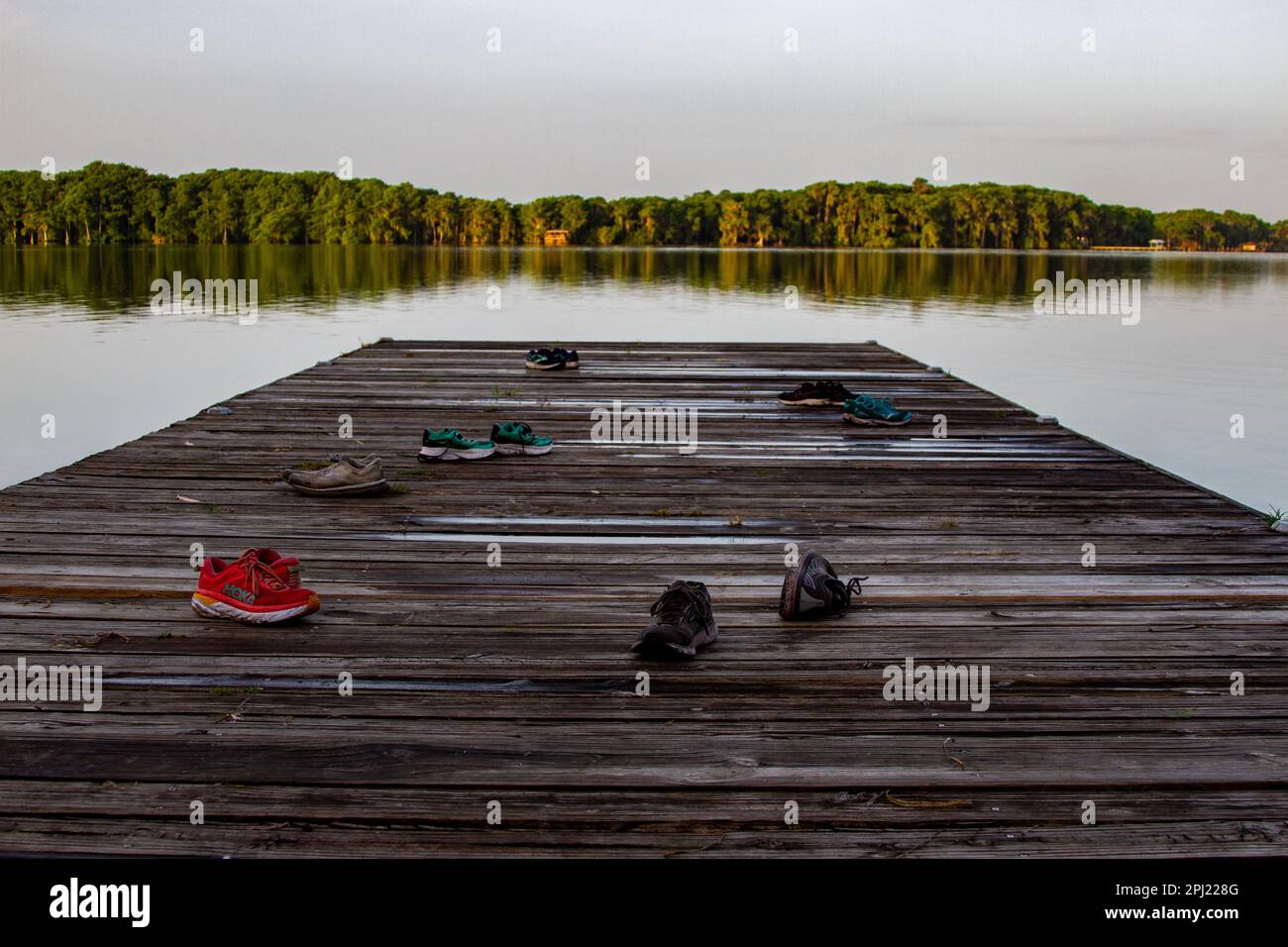 Chaussures pour enfants laissées sur le quai du bateau Banque D'Images