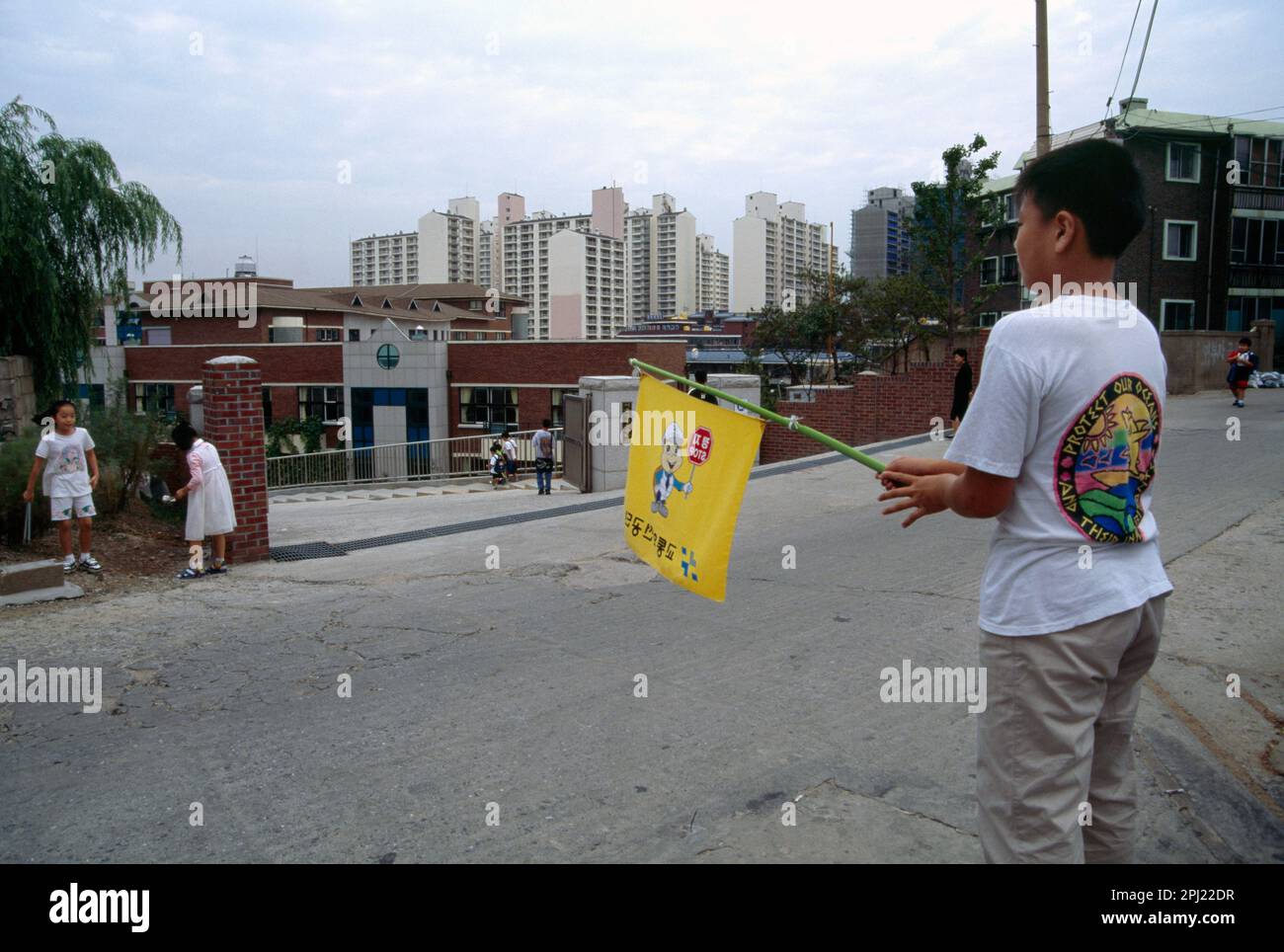 Seoul Korea Middle School Boy Holding Flag on Crossing Duty Banque D'Images