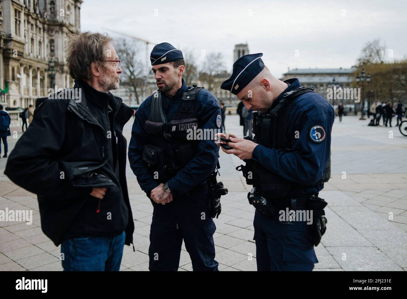 Jan Schmidt-Whitley/le Pictorium - rassemblement contre la violence policière à Sainte-Soline à Paris - 30/3/2023 - France / Paris / Paris - les policiers ont vérifié l'identité d'un homme portant le drapeau de la CGT. Plusieurs manifestations ont eu lieu jeudi devant les préfectures pour soutenir les blessés et les personnes arrêtées lors de la mobilisation à Sainte-Soline. A Paris, la préfecture de police comptait 5000 manifestants devant l'hôtel de ville. Une manifestation spontanée a eu lieu dans les rues de la capitale. Banque D'Images