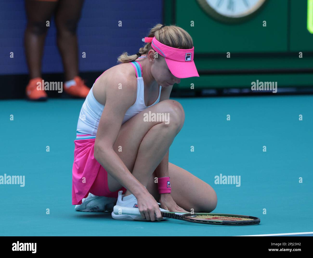 Miami Gardens, États-Unis. 30th mars 2023. Ekaterina Alexandrova, de Russie, est assise sur le terrain après avoir manqué un point contre Petra Kvitova, de République tchèque, lors du match de demi-finale de l'Open de Miami au Hard Rock Stadium de Miami Gardens, Floride, jeudi, 30 mars 2023. Kvitova défait Alexandrova 6-4, 3-6, 6-3 pour avancer à la finale. Photo de Gary I Rothstein/UPI crédit: UPI/Alay Live News Banque D'Images