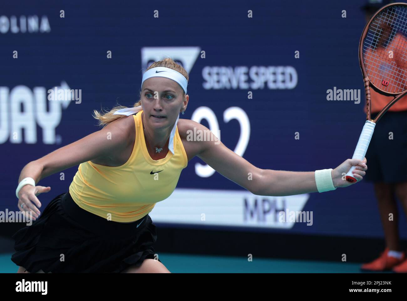 Miami Gardens, États-Unis. 30th mars 2023. Petra Kvitova, de la République tchèque, revient à Ekaterina Alexandrova, de Russie, lors de la demi-finale du match de l'Open de Miami au Hard Rock Stadium de Miami Gardens, en Floride, jeudi, 30 mars 2023. Kvitova défait Alexandrova 6-4, 3-6, 6-3 pour avancer à la finale. Photo de Gary I Rothstein/UPI crédit: UPI/Alay Live News Banque D'Images