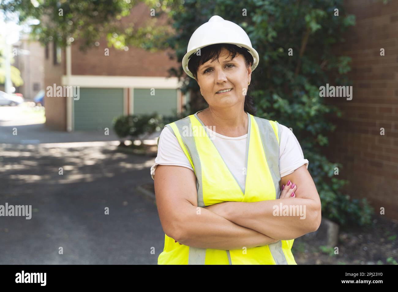 Travailleur industriel féminin mature. Route, chantier, déchets Banque D'Images