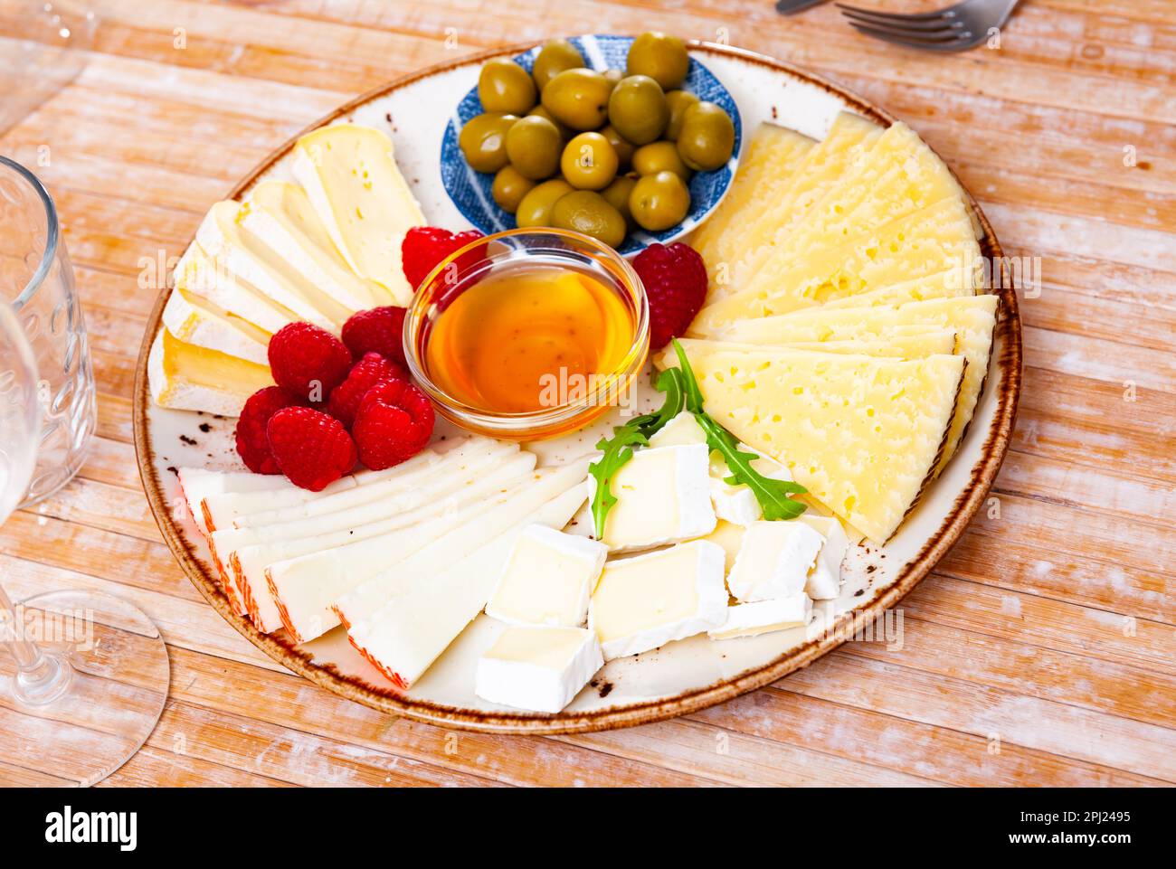 Différents types de fromage tranchés et servis sur l'assiette Banque D'Images