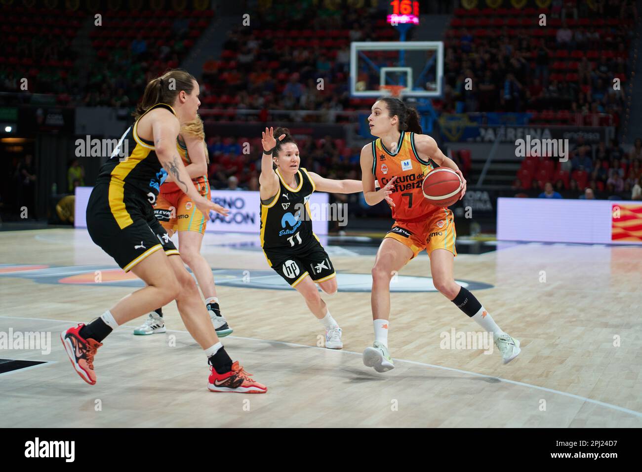 Melisa Paola Gretter de Movistar Estudiantes (L) et Angela Salvadores de Valencia basket (R) en action pendant les quarts de finale de la coupe de la Reine Banque D'Images