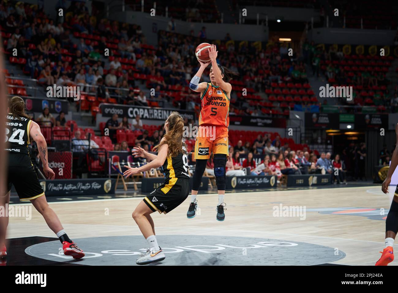 Cristina Ouvina de Valence Panier en action pendant les quarts de finale de la coupe de la Reine le 30 mars 2023 au Pavillon principe Felipe (Saragosse, qua Banque D'Images