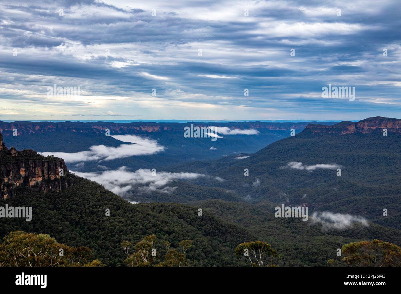 Blue Mountains à Katoomba près de Sydney, en Australie, considéré comme le Grand Canyon australien. Nuages de pluie passant au-dessus d'une chaîne de montagnes. Banque D'Images